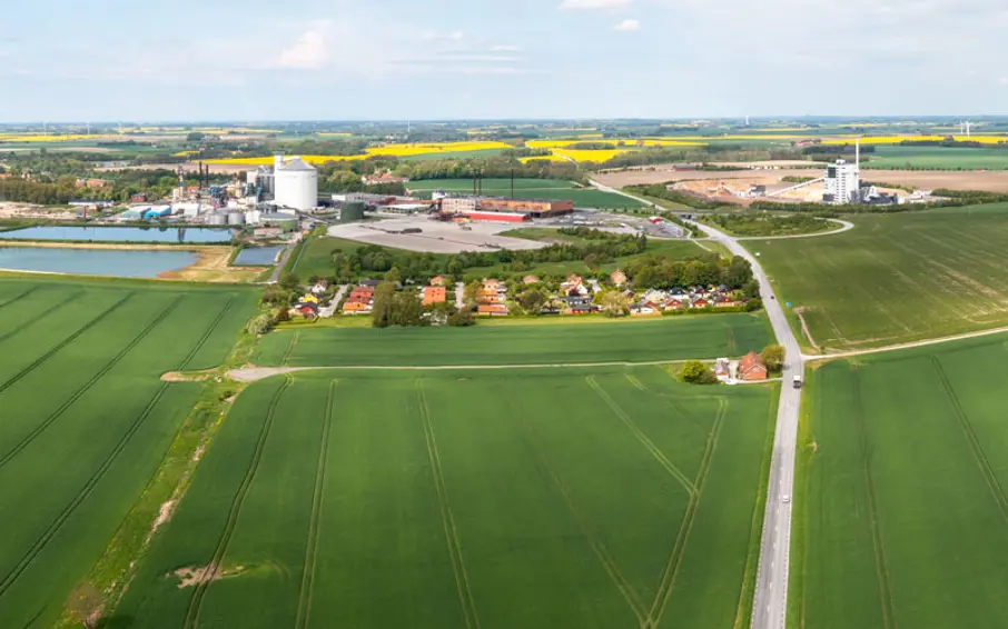 Drönarbild över Nordic Sugars och Kraftringens båda anläggningar i Örtofta