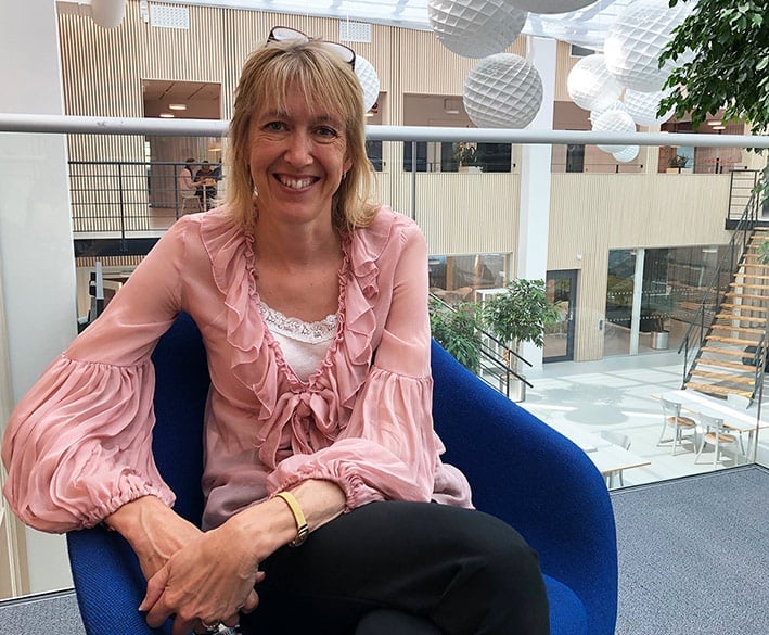 Malin Friis sitter i fåtölj på Kraftringens kontor.