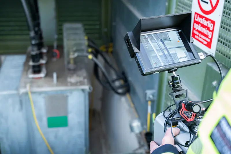 Kraftringens elnät är ett omfattande och komplext system med över 2 500 nätstationer och 29 000 elstolpar längs 9 100 kilometer elledningar – det är ungefär lika långt som fågelvägen Lund-Sydafrika, eller Sveriges längd från nord till syd fem gånger om. För att du alltid ska ha tillgång till el arbetar Kraftringens medarbetare varje dag någonstans längs nätet med underhållsarbete.