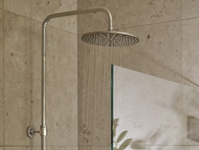 dusch i badrum med vatten som strålar